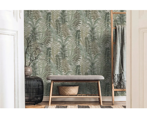 Dekorativ interiör med ormbunkstapet, bänk och dekorativ stege