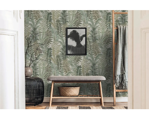 Hall med tapet med ormbunksmönster, sittbänk och dekoration