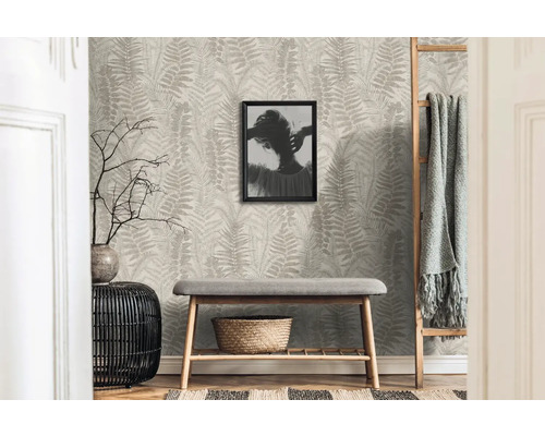 Entré med ormbunkstapet, bänk och dekoration