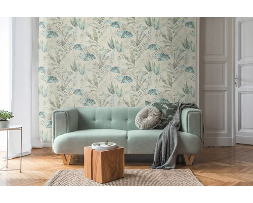 Rum med soffa och djungeltapet med växtmotiv