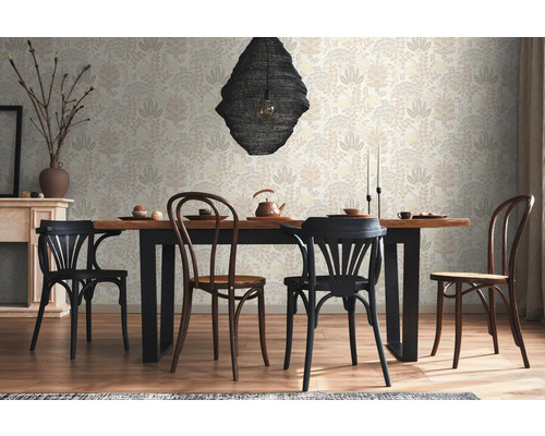 Matsal med matbord, stolar och blommig tapet