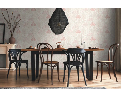 Matsal med träbord, stolar och blommig tapet