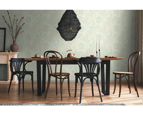 Matsal med träbord, stolar och blommig tapet