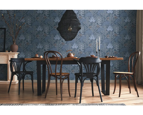 Matsal med matbord, stolar och blommig tapet