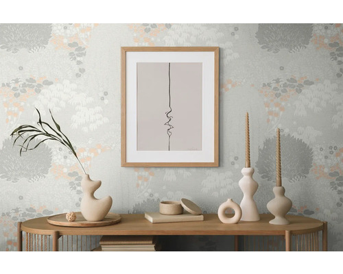 Dekorativ interiör med bord, vaser, ljusstakar, bild och tapet