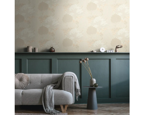 Vardagsrum med mönstrad tapet och grå soffa