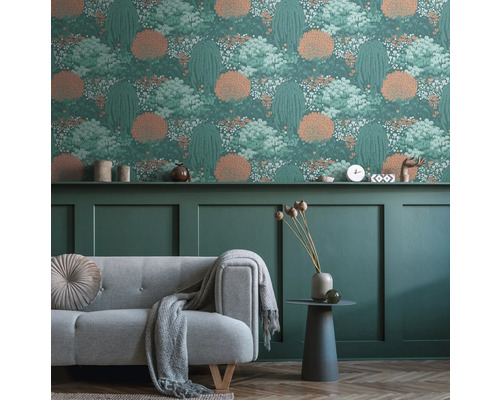 Vardagsrum med soffa och väggtapet med trämotiv för en ljus och organiserad atmosfär