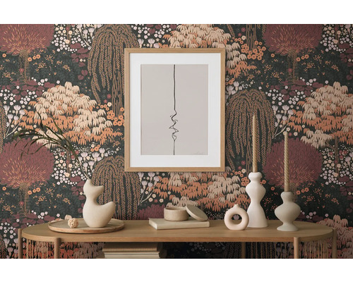 Dekorativt stilleben med mönstrad tapet, inramad bild och bordsdekorationer