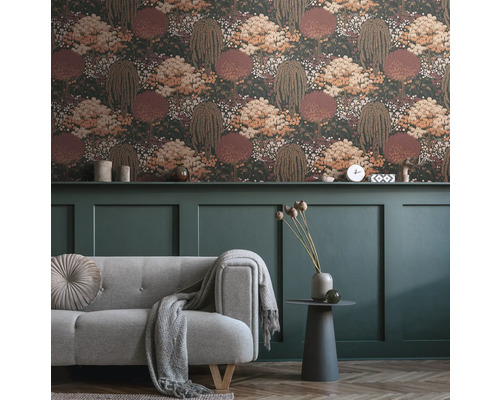 Vardagsrum med blommönstrad tapet, soffa och dekorationer på en hylla