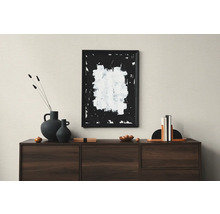 Dekorerad skänk med abstrakt målning och vaser