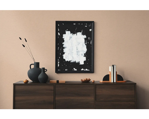 Dekorativ inredning med byrå, vaser, abstrakt konst och bokstöd