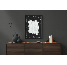 Målning med abstrakt design ovanför skänk med dekoration
