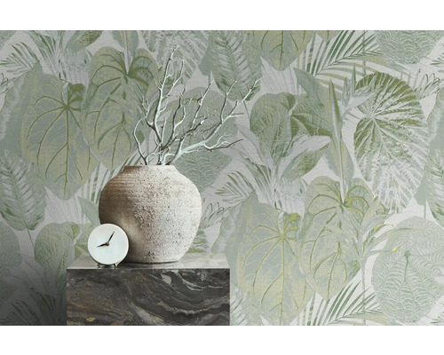 Dekorativ tapet med bladmönster, vas, dekoration och klocka på piedestal