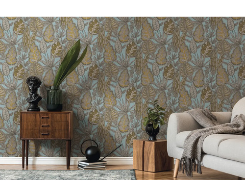 Dekorativt rum med mönstrad tapet, byrå och soffa