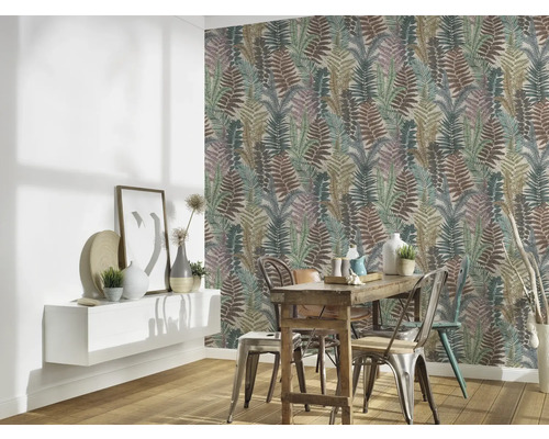 Matsal med väggtapet med ormbunksmönster, bord och stolar