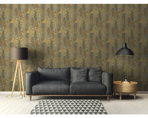 Vardagsrum med soffa och tapet med ormbunksmönster