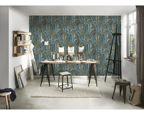 Ateljé med matbord, pall, staffli, trähylla och non-woven tapet med bladmotiv