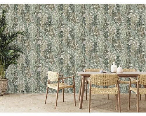 Matsal med tapet med ormbunksmönster, träbord och rottingstolar samt en krukväxt i en korg