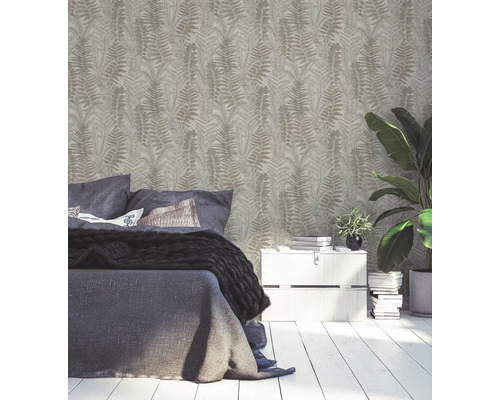 Sovrum med säng och väggtapet med växtmotiv