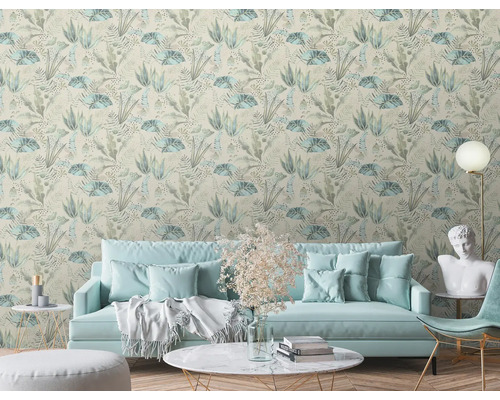 Vardagsrum med mönstrad tapet med blomdesign, soffa, lampa och dekoration