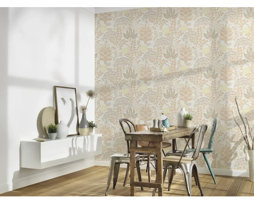 Matsal med blommig tapet, träbord och vägghylla