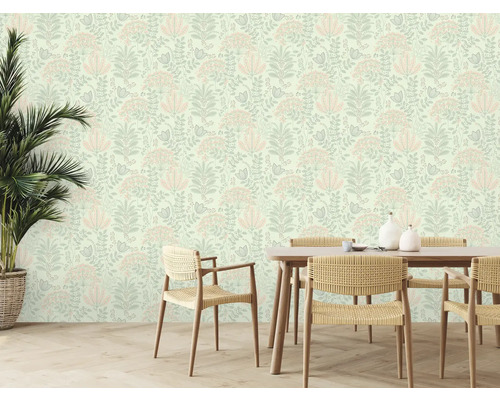 Matsal med blommig tapet, träbord och rottingstolar