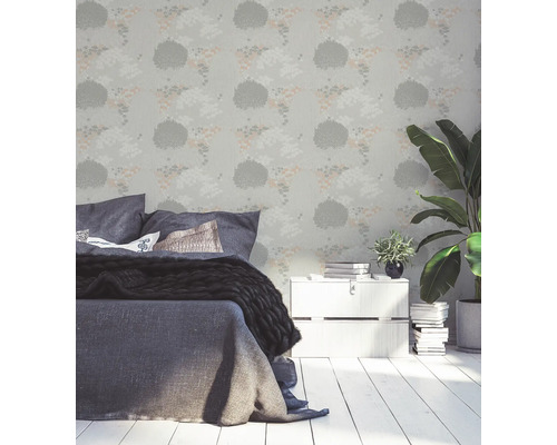 Sovrum med mönstrad tapet, säng och krukväxter