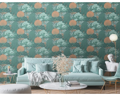 Vardagsrum med tapet med trädgårdsmotiv, soffa, bord och dekorationer för en mysig atmosfär