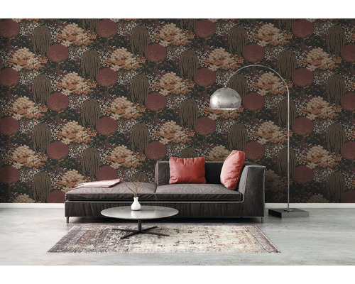Vardagsrum med mönstrad tapet, soffa, matta och golvlampa