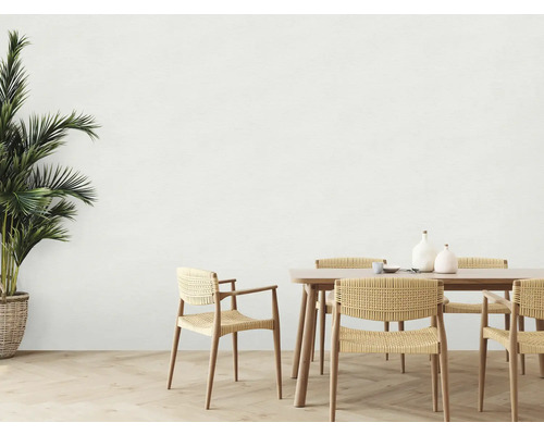 Matsal med träbord, stolar och krukväxt