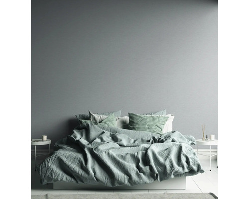 Sovrum med säng, kuddar och sängbord för en avkopplande atmosfär.