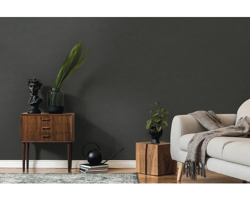 Stilfullt vardagsrum med mörk tapet, byrå och soffa