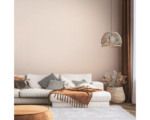 Vardagsrum med soffa, kuddar, filt, lampa och dekoration