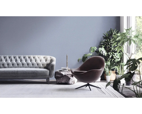 Vardagsrum med soffa, fåtölj och krukväxter