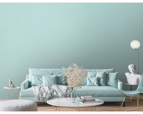 Ljust vardagsrum med soffa, bord och dekoration