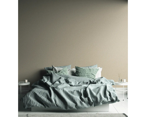 Sovrum med säng, sängbord och beige vägg