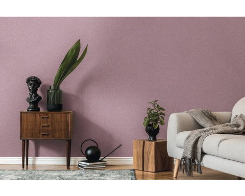 Vardagsrum med mönstrad tapet, soffa och trämöbler