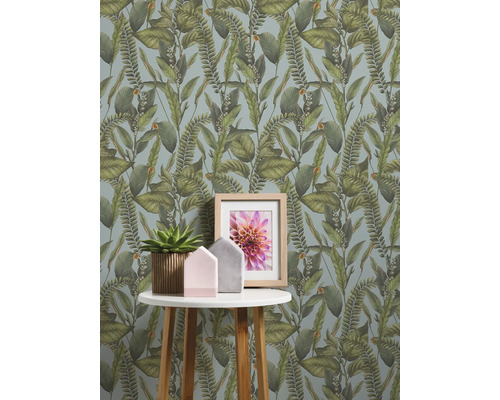 Tapet med botaniskt bladmönster på ett bord med dekoration