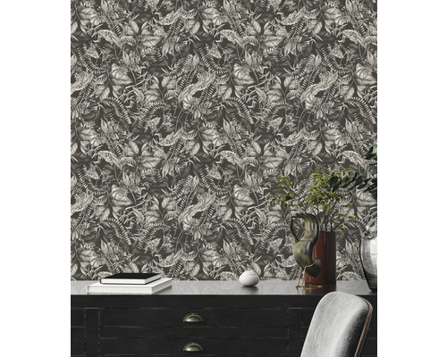 Närbild av en vägg med djungeltapet som visar tropiska växter.