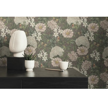 Tapet med blommönster och fjärilar i vardagsrummet