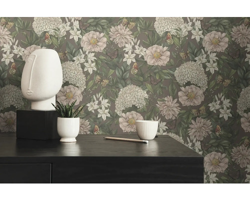 Tapet med blommönster och fjärilar i vardagsrummet