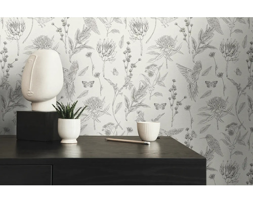 Dekorativ tapet med blommönster, fåglar och fjärilar i ett rum