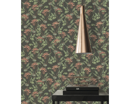 Tapet med blommönster, kombinerat med en hänglampa och dekorativa element