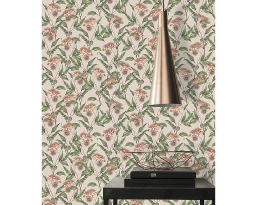 Tapet med växtmönster och blommiga motiv i ett ljust rum med lampa