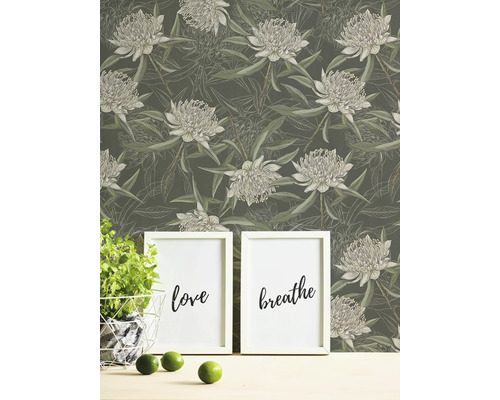 Scen med blomstertapet, dekoration, två bilder och limefrukter