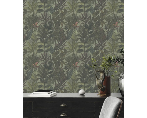 Väggdekoration med tapet med djungelväxter i ett rum.