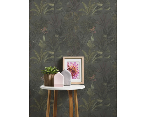 Rum med djungeltapet, bord, växt och bild