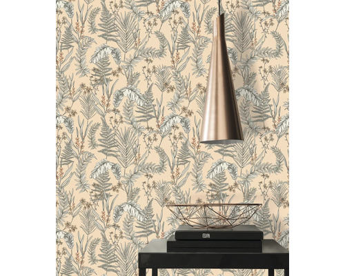 Scen med tapet med växtmönster, hängande lampa och dekorationer på ett bord