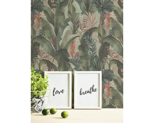 Tapet med tropiskt växtmönster i interiör