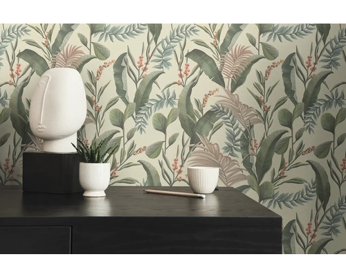 Scen med en byrå, en skulptur, en växt och en blommig tapet.